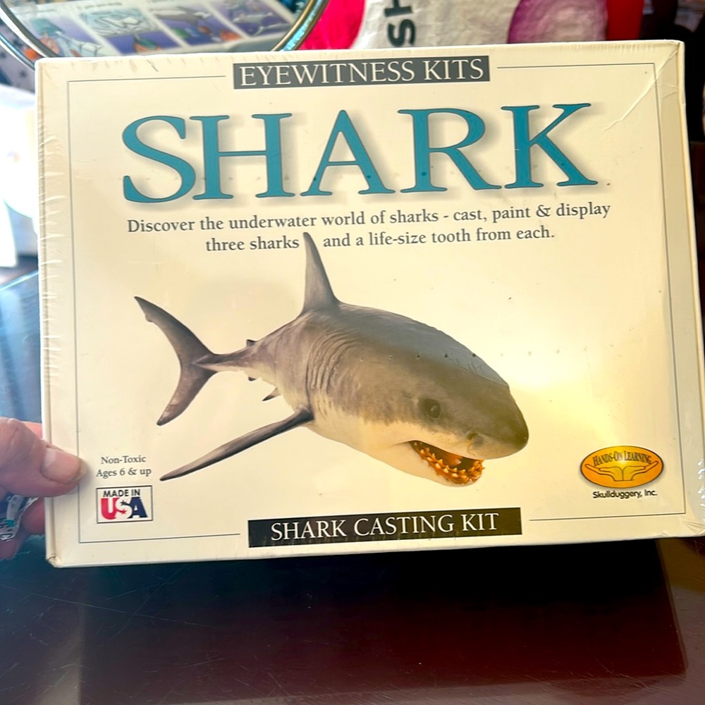 NWT SHARK Eyewitness kit. Cast,paint & display three sharks